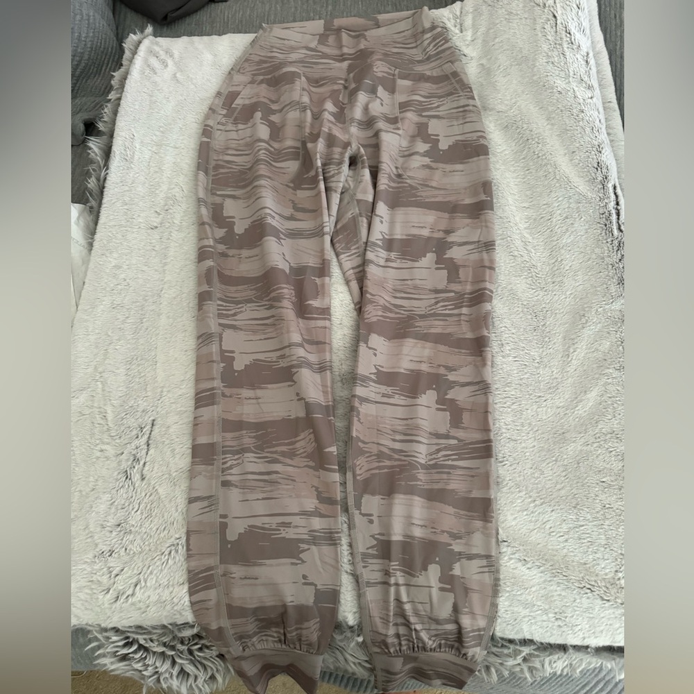 Alphalete - Surface Expanse Jogger, Desert Canvas Camo, Size S
